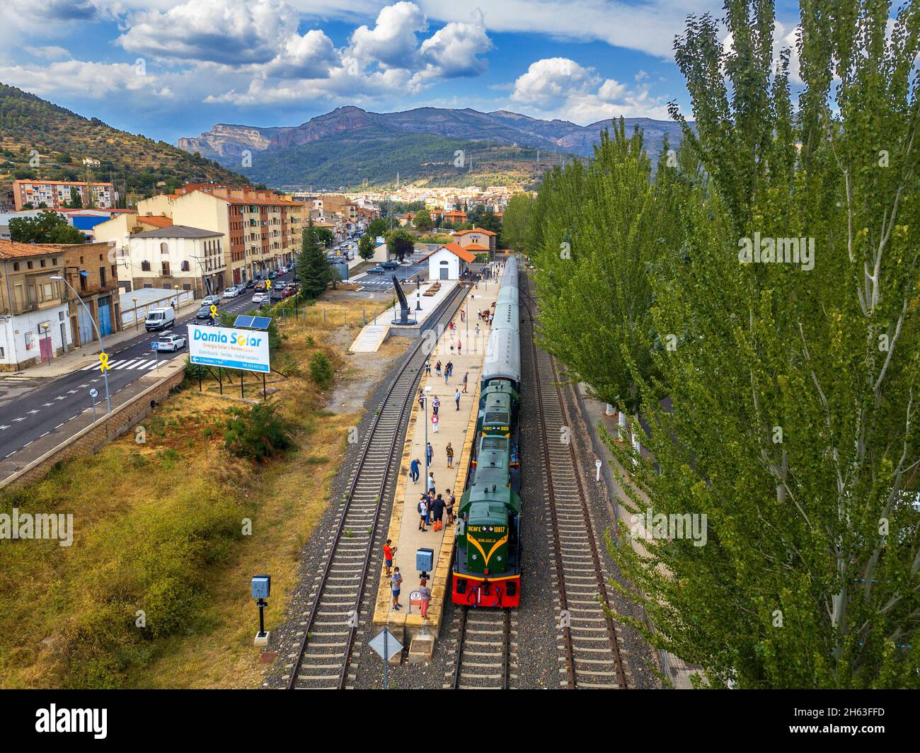 Tren dels llacs Vintage Rail Reisen Sie im Bahnhof La Pobla de Segur. Lagunenzug von Lleida nach Pobla de Segur in Pallars Jussà, Pyrenäen, Catalon Stockfoto