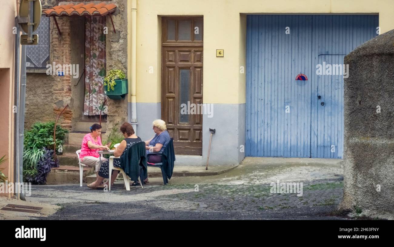 Rentner spielen Karten in bouleternère. Stockfoto