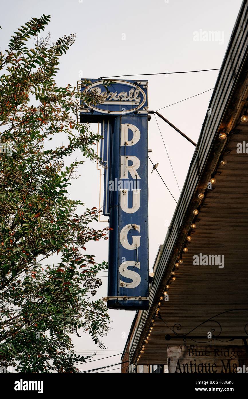 Vintage oder antike Rexall Drogen Neonschild in Blue Ridge Georgia, USA gefunden. Stockfoto