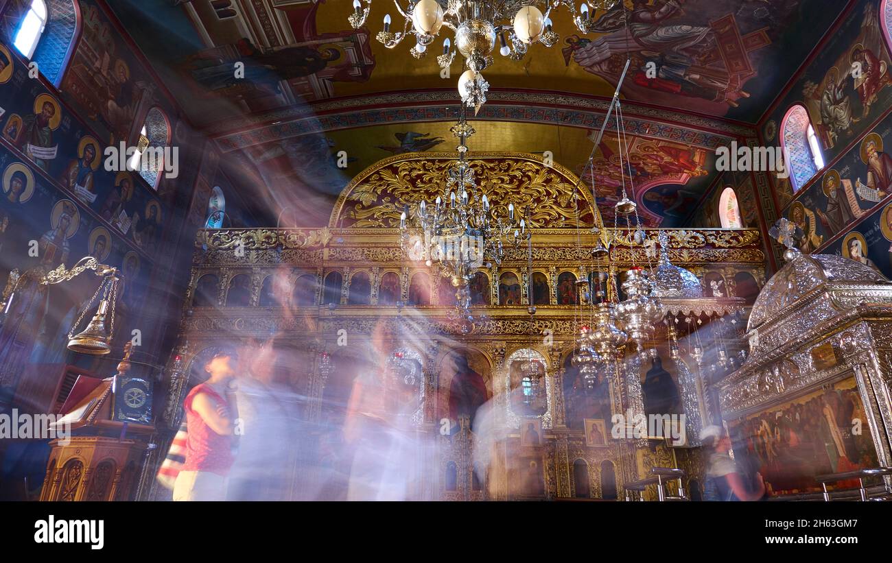 griechenland, griechische Inseln, ionische Inseln, kefalonia, kloster agios gerasimos, schutzpatron der Insel kefalonia, Anzeige aus dem 16. Jahrhundert, Hauptkirche, Innere der Kirche, Innenhof mit einem riesigen Baum, verschwommene Bewegung der Besucher, lange Exposition Stockfoto