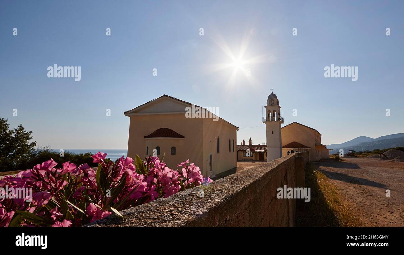 griechenland, griechische Inseln, ionische Inseln, kefalonia, Südostküste, Sisia-Kloster, verlassen, 13. Jahrhundert nach franziskus von assisi, Ruinen, einsam, Foto zeigt neues Klostergebäude im Hinterlicht, Kirchturm, Oleander, Wand Stockfoto