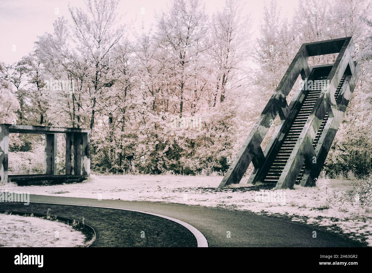 Alte Anlagen am unesco-Weltkulturerbe zeche zollverein - Industriedenkmal einer ehemaligen cole-Mine in essen, Nordrhein-westfalen, deutschland. Aufnahmen mit modifizierter Infrarotkamera, r720 nm. Stockfoto