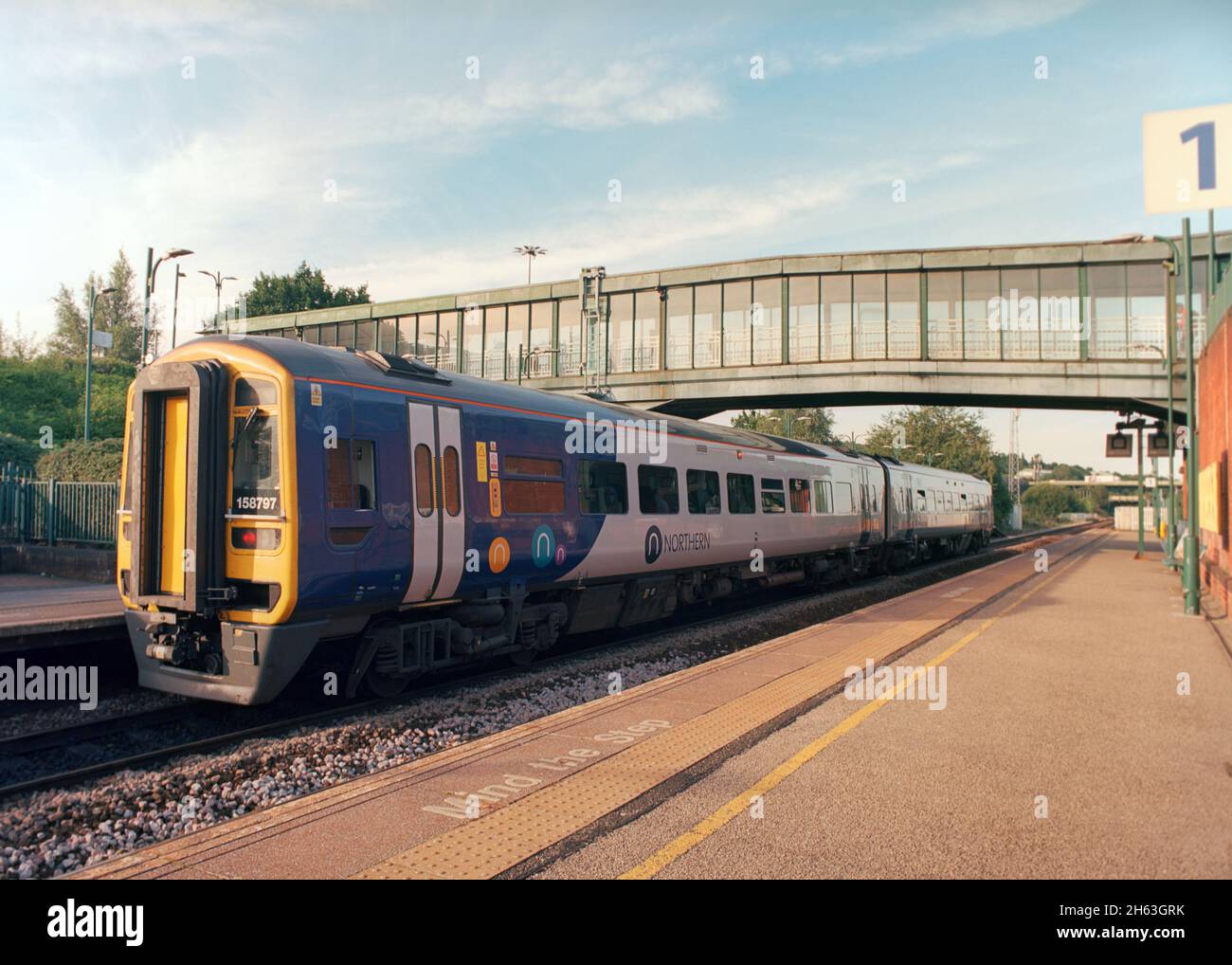 Sheffield, Großbritannien - 23. August 2021: Ein Personenzug (Klasse 158), der von Northern am Bahnhof Meadowhall für den Pendlerverkehr betrieben wird. Stockfoto