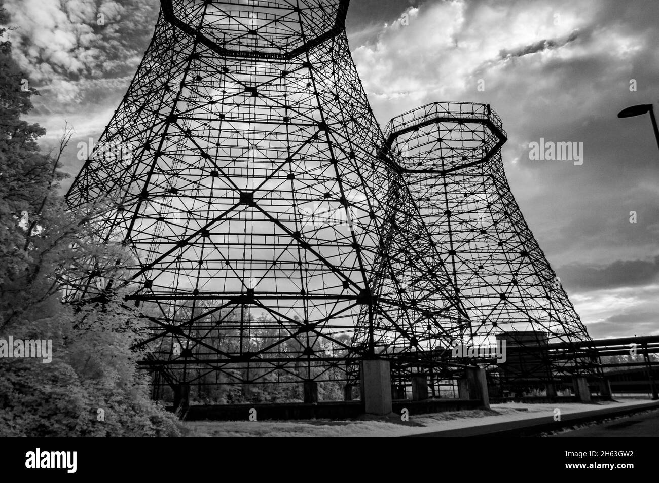 Alte Anlagen auf dem unesco-Weltkulturerbe zeche zollverein - Industriedenkmal einer ehemaligen cole-Mine in essen, Nordrhein-westfalen, deutschland. Schwarz-Weiß-Shooting mit modifizierter Infrarotkamera, ir850 nm. Stockfoto