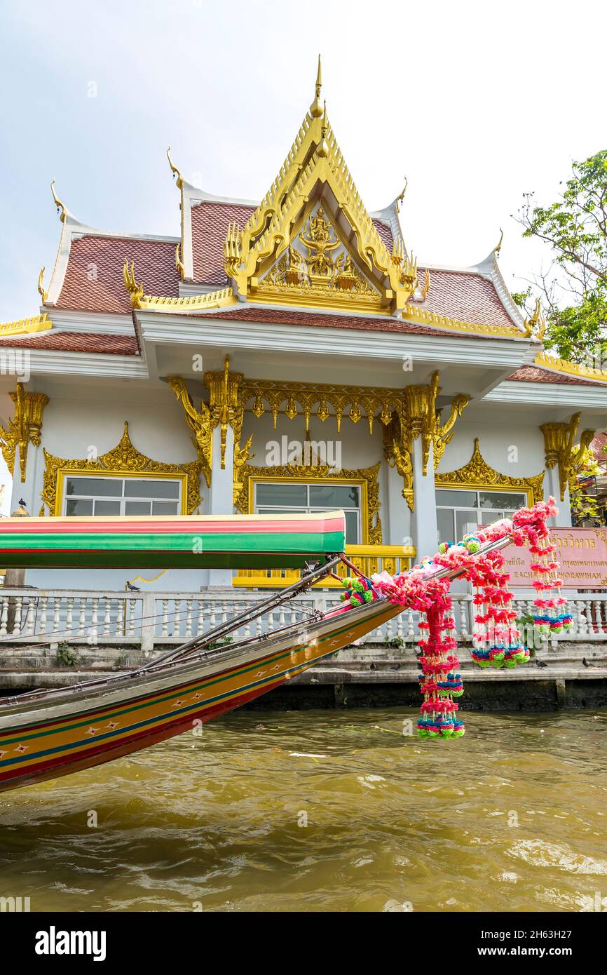 Dekoriert bunten Langschwanz-Boot, wat rachakhruewora wihan, Tempel, khlongs, khlongfahrt auf den Kanälen von bangkok, bangkok, thailand, asien Stockfoto