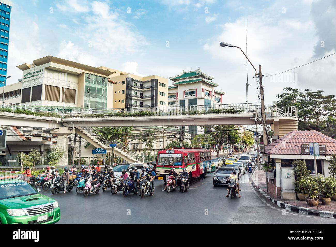 Mopeds, Busse und Autos warten an der Ampel, Straßenszene, bangkok, thailand, asien Stockfoto