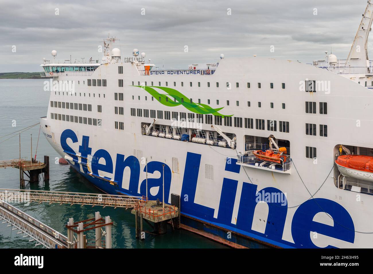 Die Autofähre „Stena Adventurer“ wartet auf die Abfahrt vom Hafen Holyhead, North Wales, Großbritannien. Stockfoto