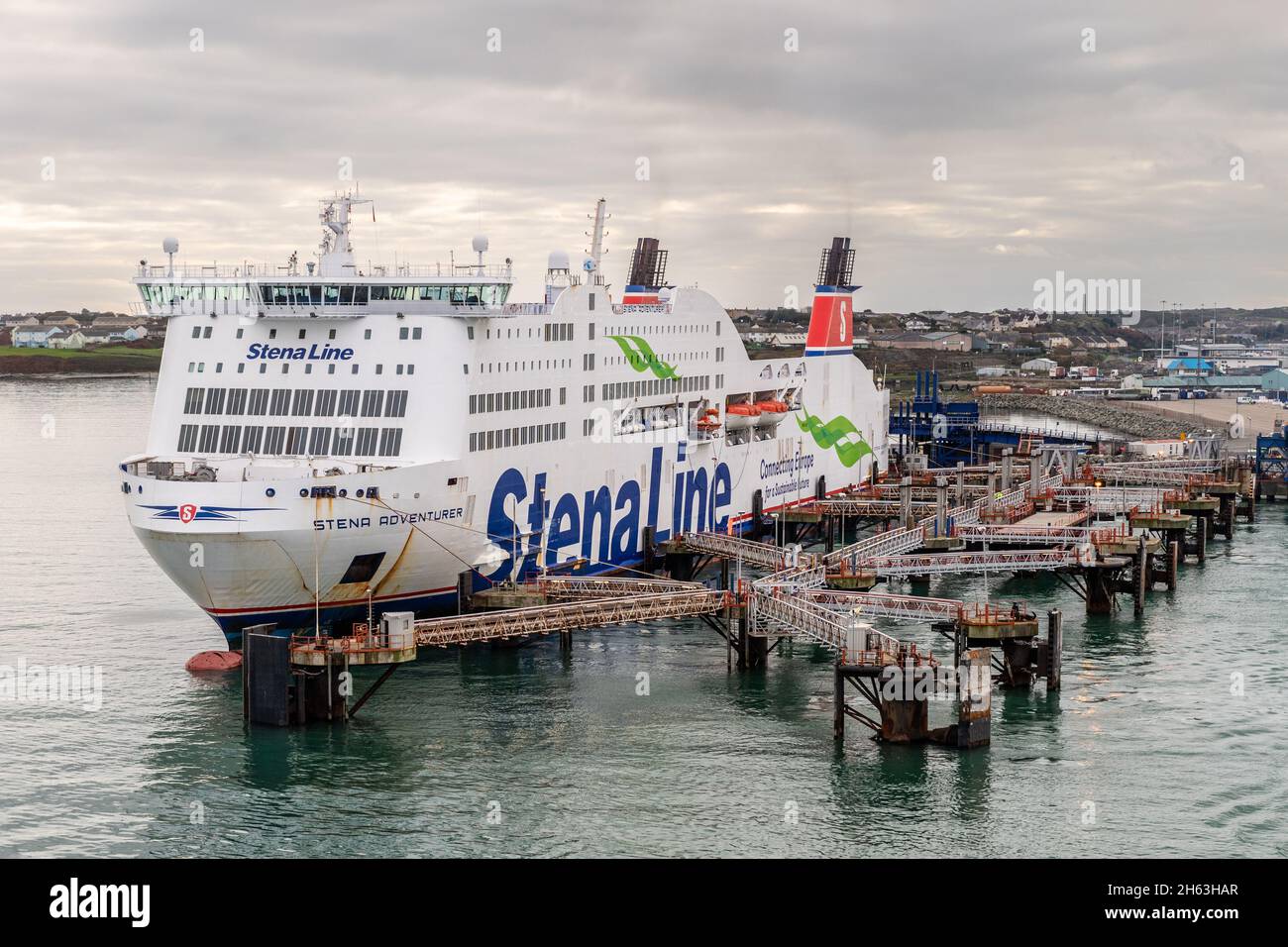 Die Autofähre „Stena Adventurer“ wartet auf die Abfahrt vom Hafen Holyhead, North Wales, Großbritannien. Stockfoto