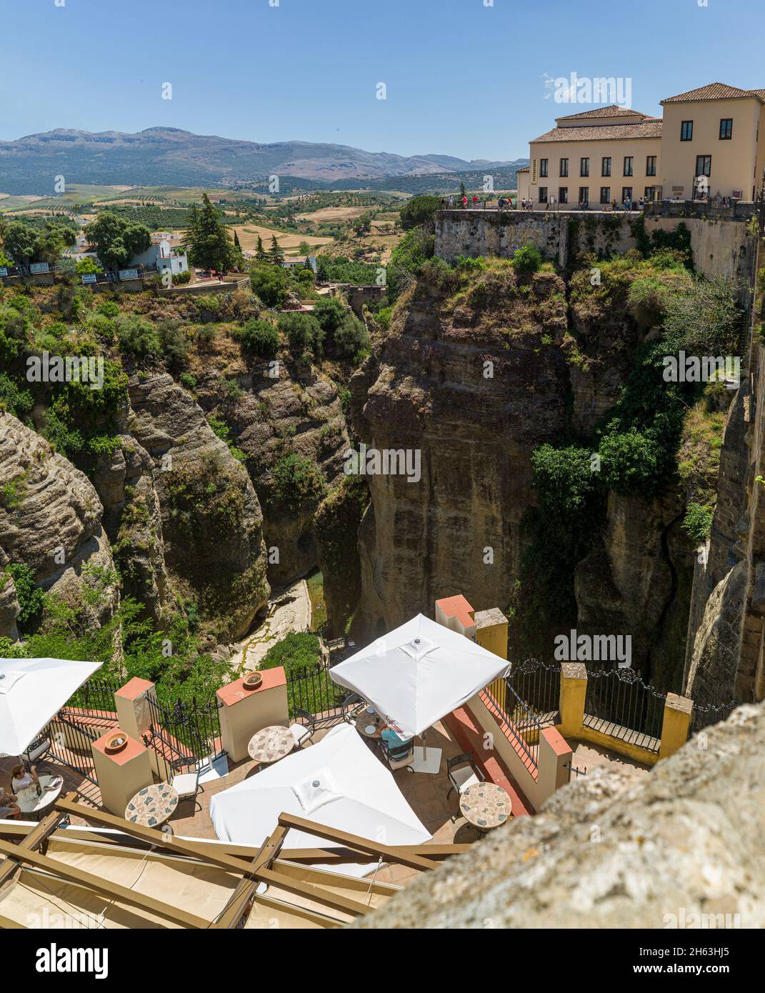 Malerische ronda - eine der größten „weißen Städte“ andalusiens und der antiken Städte spaniens, die über dem steilen Schachtelhalm El tajo hängen. ronda. andalusien. spanien. (Panorama) Stockfoto