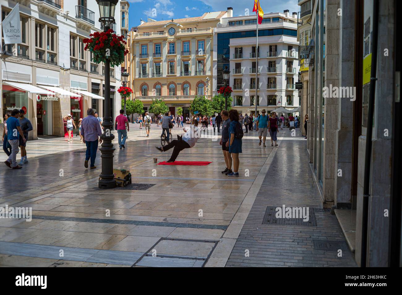 Ein Mann, der im historischen Zentrum von malaga in spanien herunterfällt Stockfoto