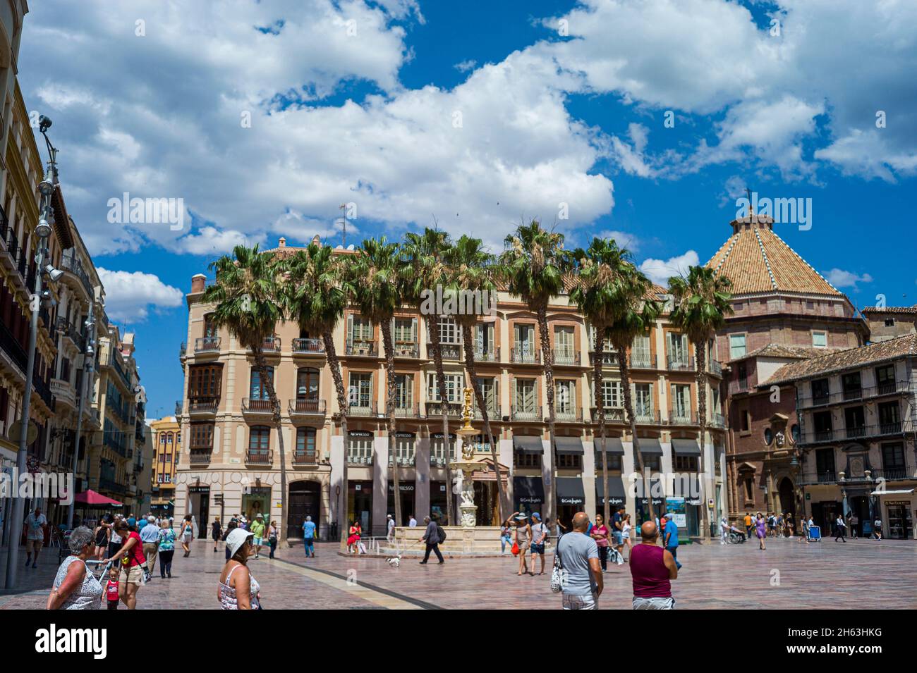 malaga, spanien: platz der verfassung (plaza de la constitucion) im europäischen Stadtzentrum in andalusien mit Palmen, klarem blauen Himmel an warmen sonnigen Frühlingstag. Stockfoto