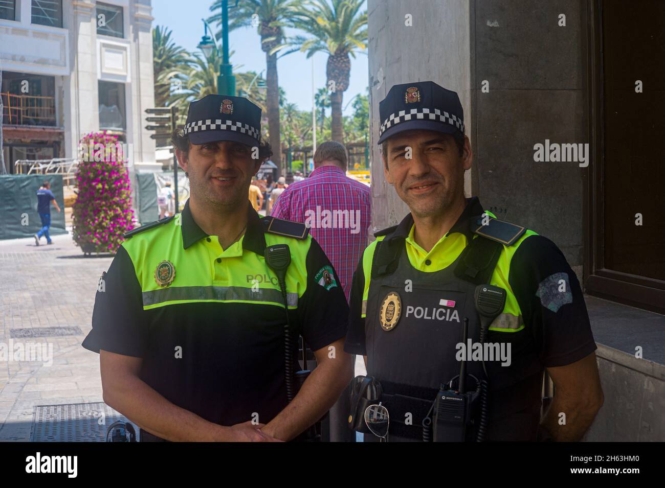 Zwei Polizisten in den Straßen von málaga, spanien Stockfoto