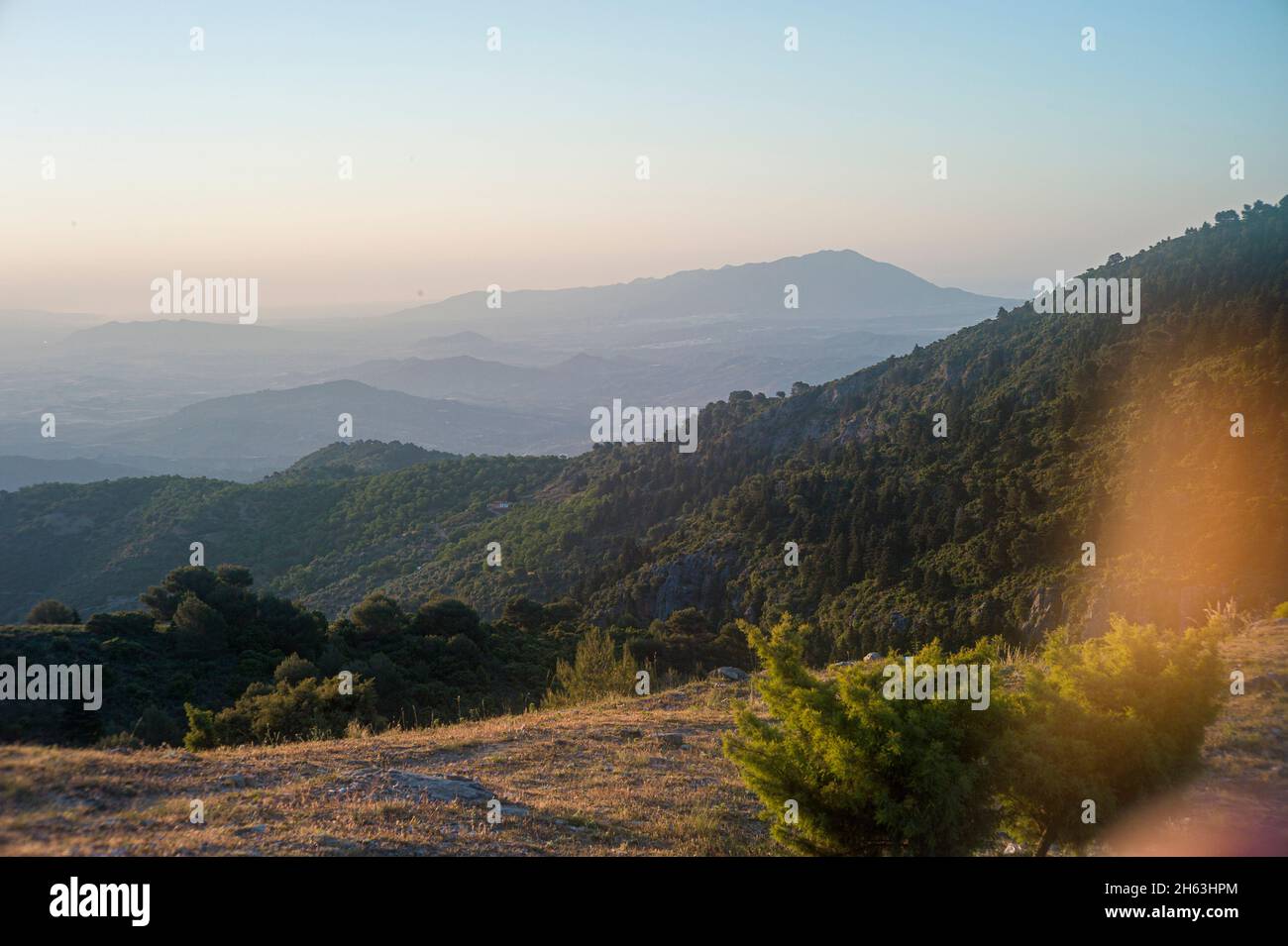 Wandern Sie am mirador de luis ceballos, um den besten Ort zu finden, um den spektakulären Sonnenaufgang im nationalpark sierra de las nieves in der Nähe von Yungquera, andalusien, spanien zu genießen Stockfoto