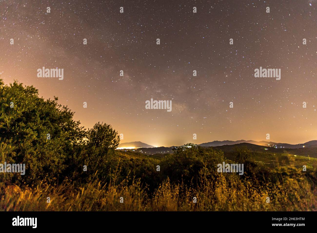 Nachthimmel mit Sternen und der milchige Weg in der Provinz málaga, in der Region des nationalparks sierra de las nieves, andalusien, spanien Stockfoto