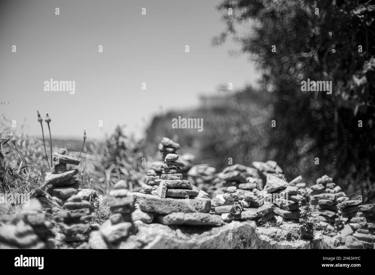 Pyramiden aus Steinen und Keramikstücken als Symbol für Harmonie, Gleichgewicht, Seelenfrieden unter den Mauern der Stadt ronda, andalusien, Spanien vor dem Hintergrund der Berge. Stockfoto