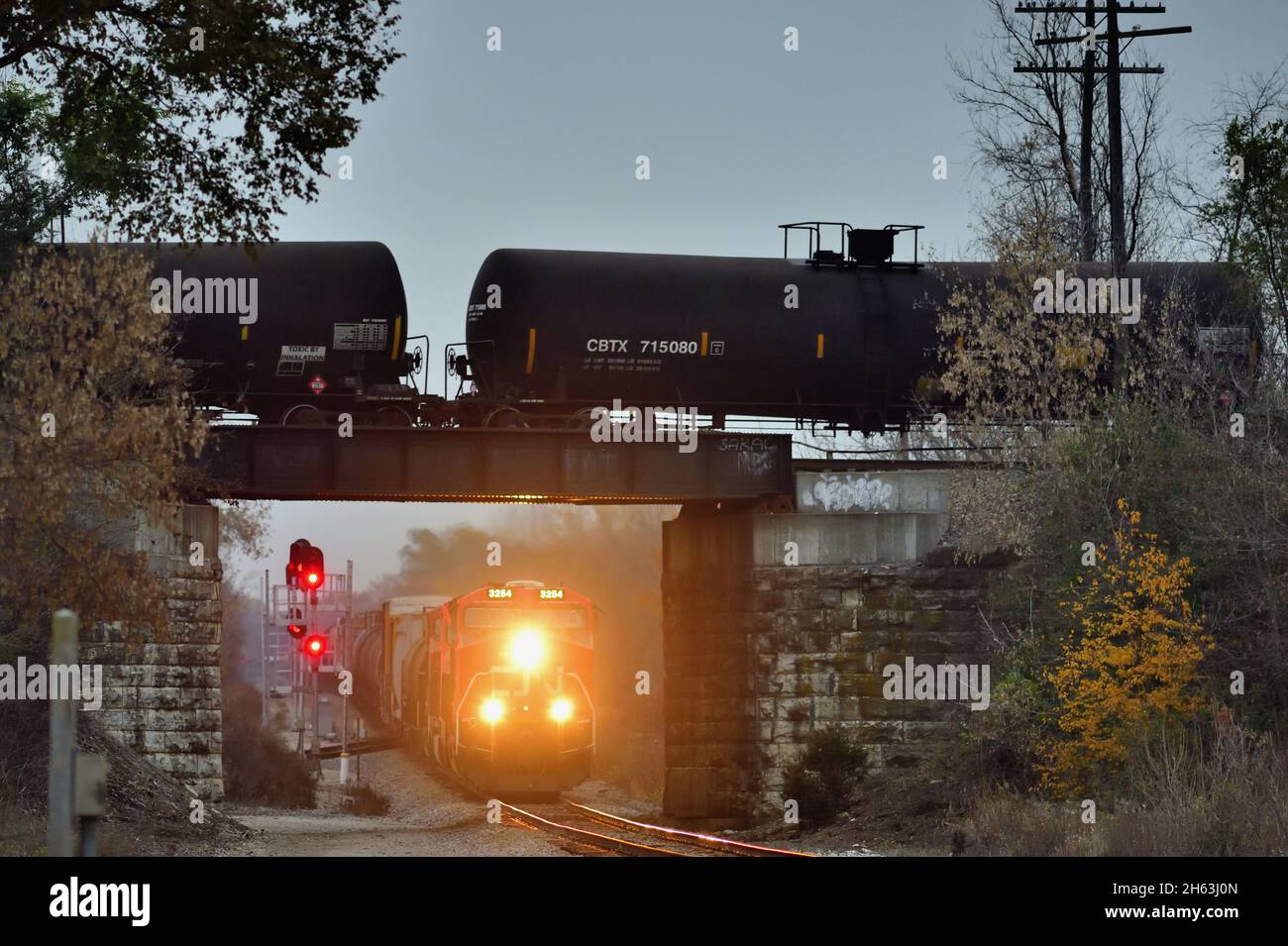 Wayne, Illinois, USA. Ein Paar der Canadian National Railway Güterzüge treffen sich auf separaten Gleisen und operativen Unterteilungen. Stockfoto