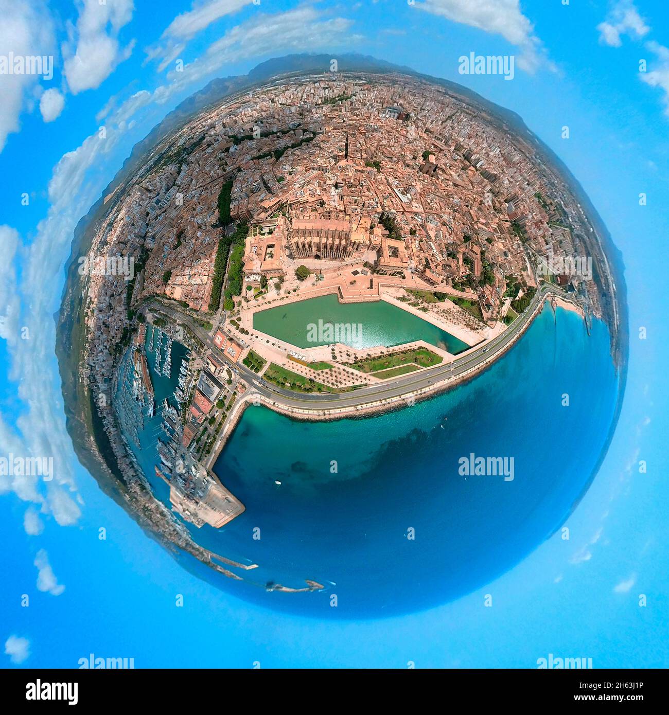 Luftaufnahme, 360-Grad-Ansicht von Palma aus der Fischauge, Kathedrale der heiligen maria in der spanischen Hafenstadt palma, La Seu, palma-mitte, palma, mallorca, balearen, spanien Stockfoto