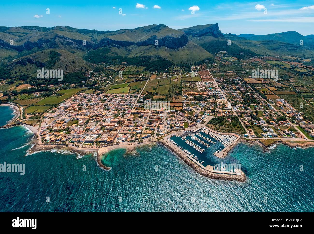 Luftaufnahme, Yachthafen und Club nautico colonia san pedro, Blick auf die Stadt colonia de sant pere, mallorca, balearen, spanien Stockfoto