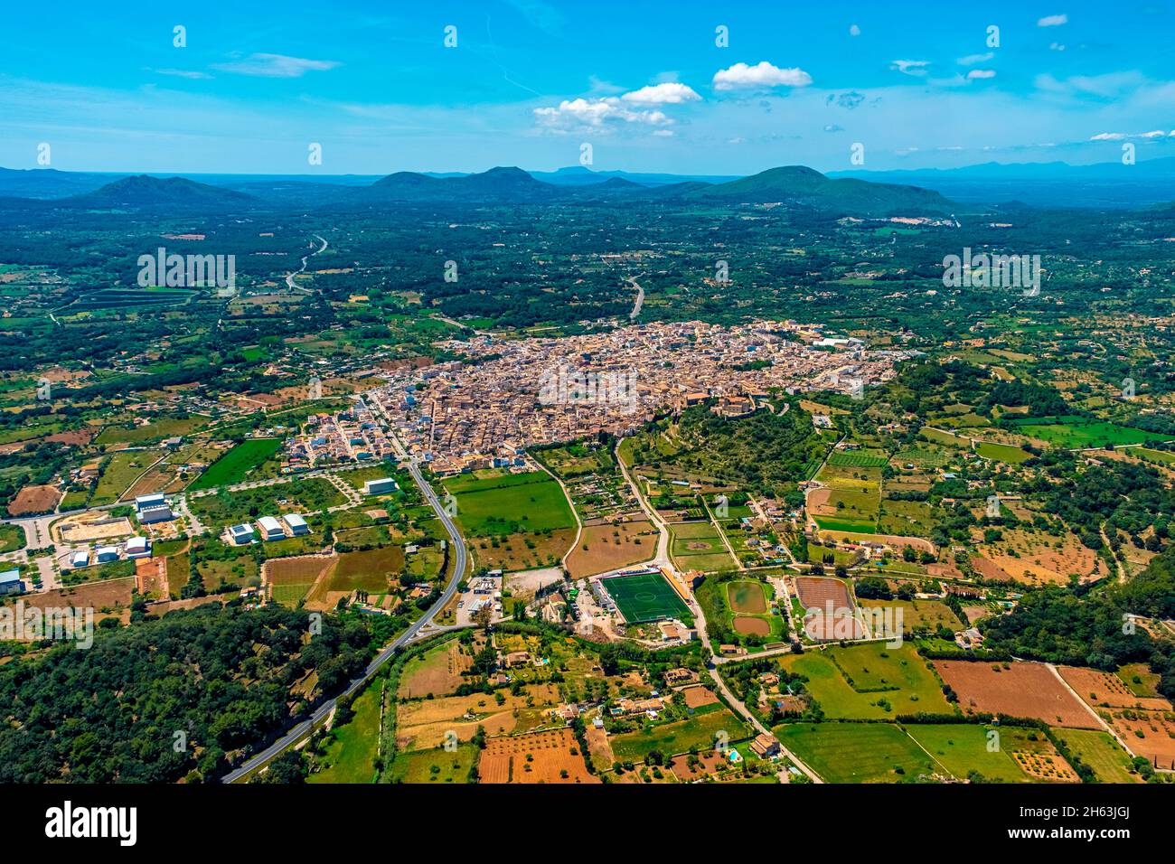 Luftaufnahme, Stadtansicht von Artà mit der Wallfahrtskirche santuari de sant salvador und der Pfarrkirche església parroquial de la transfiguració del senyor,Artà,balearen,mallorca,spanien Stockfoto