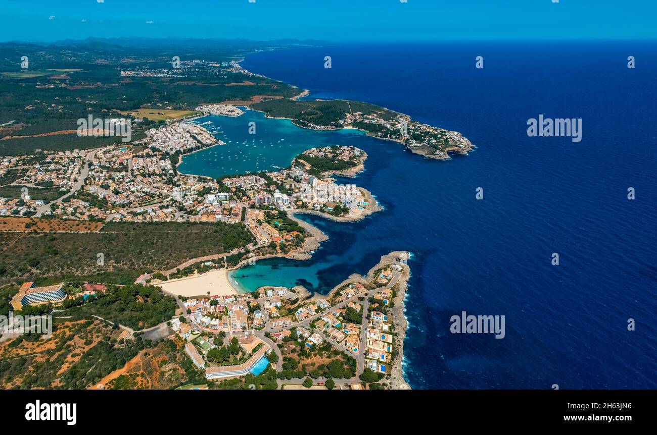 Luftaufnahme, Blick auf die Stadt und den Yachthafen von portocolom, felanitx, balearen, mallorca, spanien Stockfoto