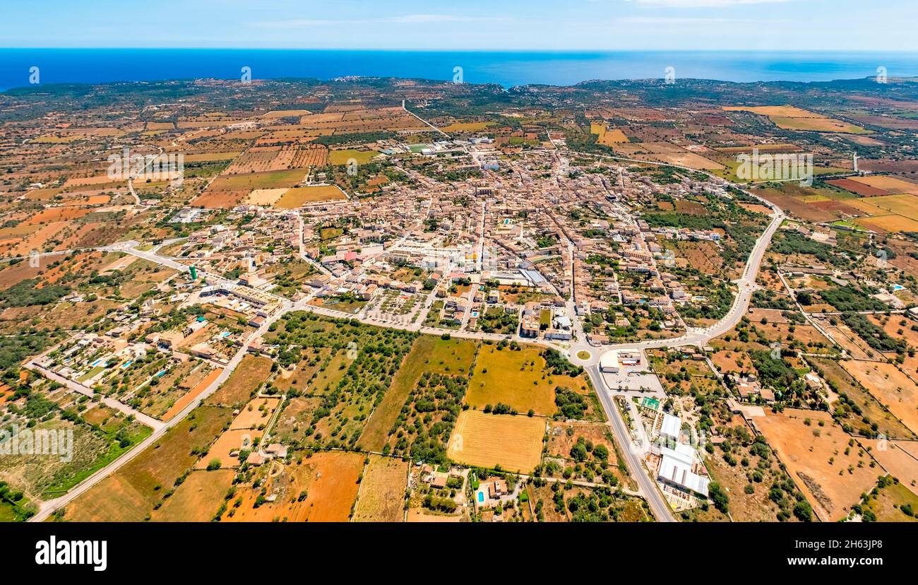 Luftaufnahme, Stadtring und Stadtansicht mit der kirche sant andreu in Santanyí, europa, balearen, spanien Stockfoto