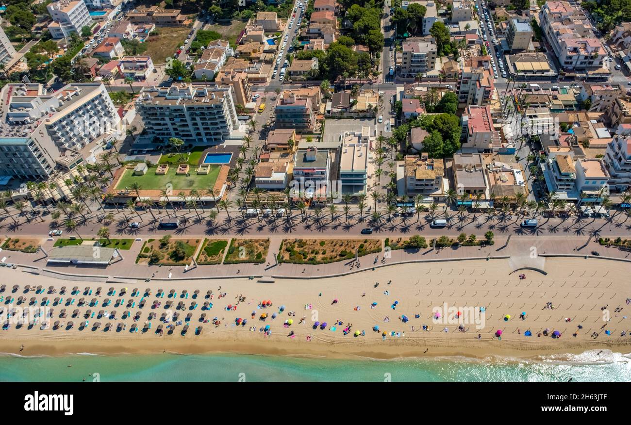 Luftaufnahme, Strandleben und Sonnenbaden mit Strohschirmen an der playa de palma, mallorca, balearen, spanien Stockfoto