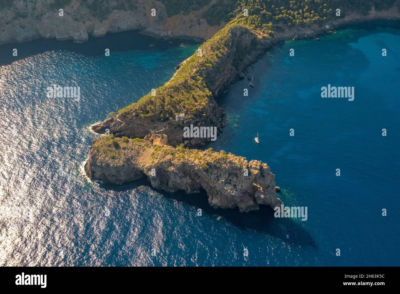 Luftaufnahme, Landzunge punta de sa foradada mit Loch im Felsen, Segelboote in einer Bucht, mallorca, balearen, spanien Stockfoto