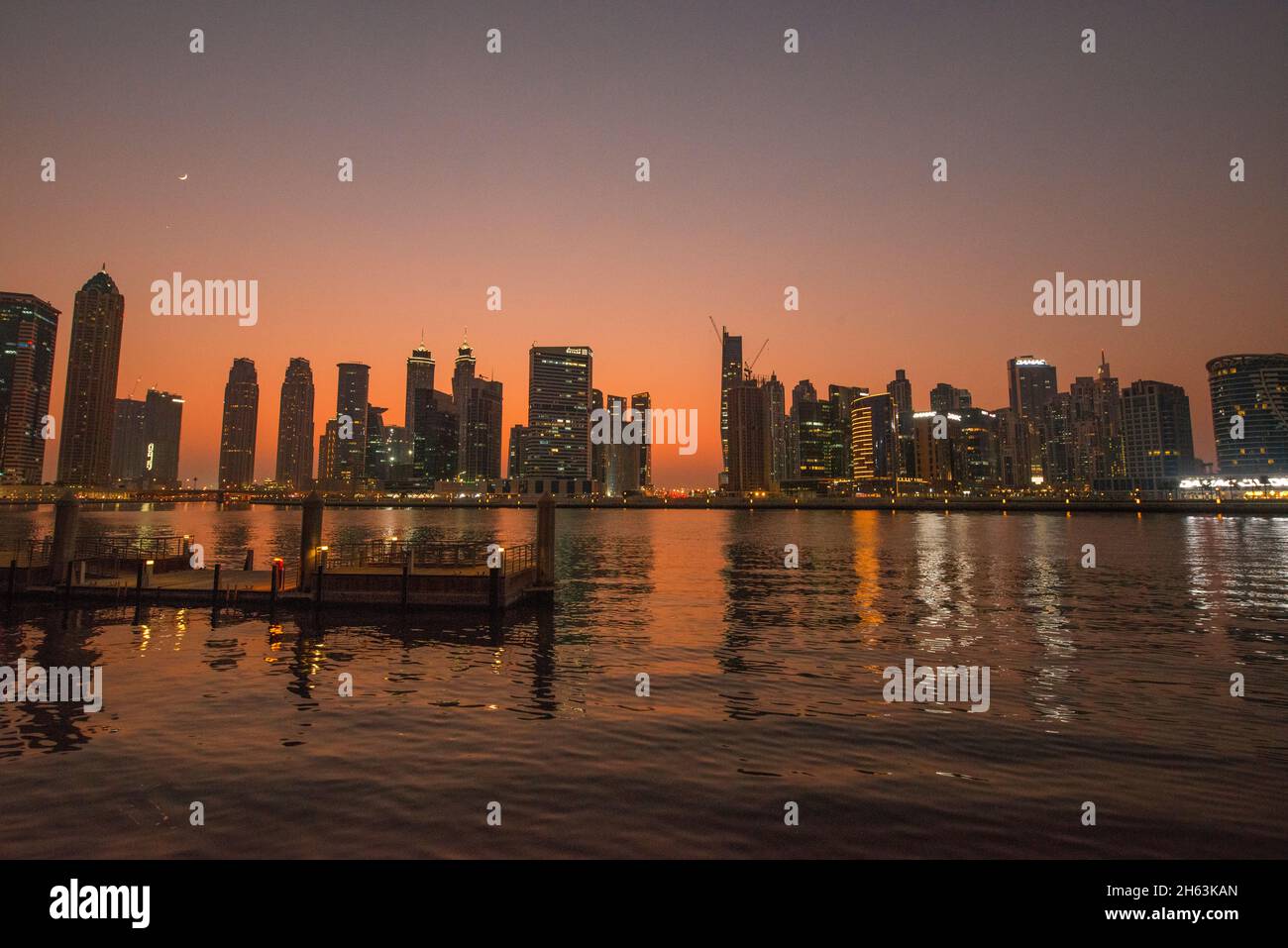 Skyline der Stadt Businessviertel bei Sonnenuntergang Dubai Canal VAE Stockfoto