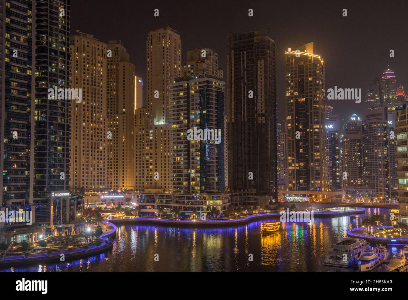 Jachthafen bei Nacht mit Diner Cruiser Dubai VAE Stockfoto