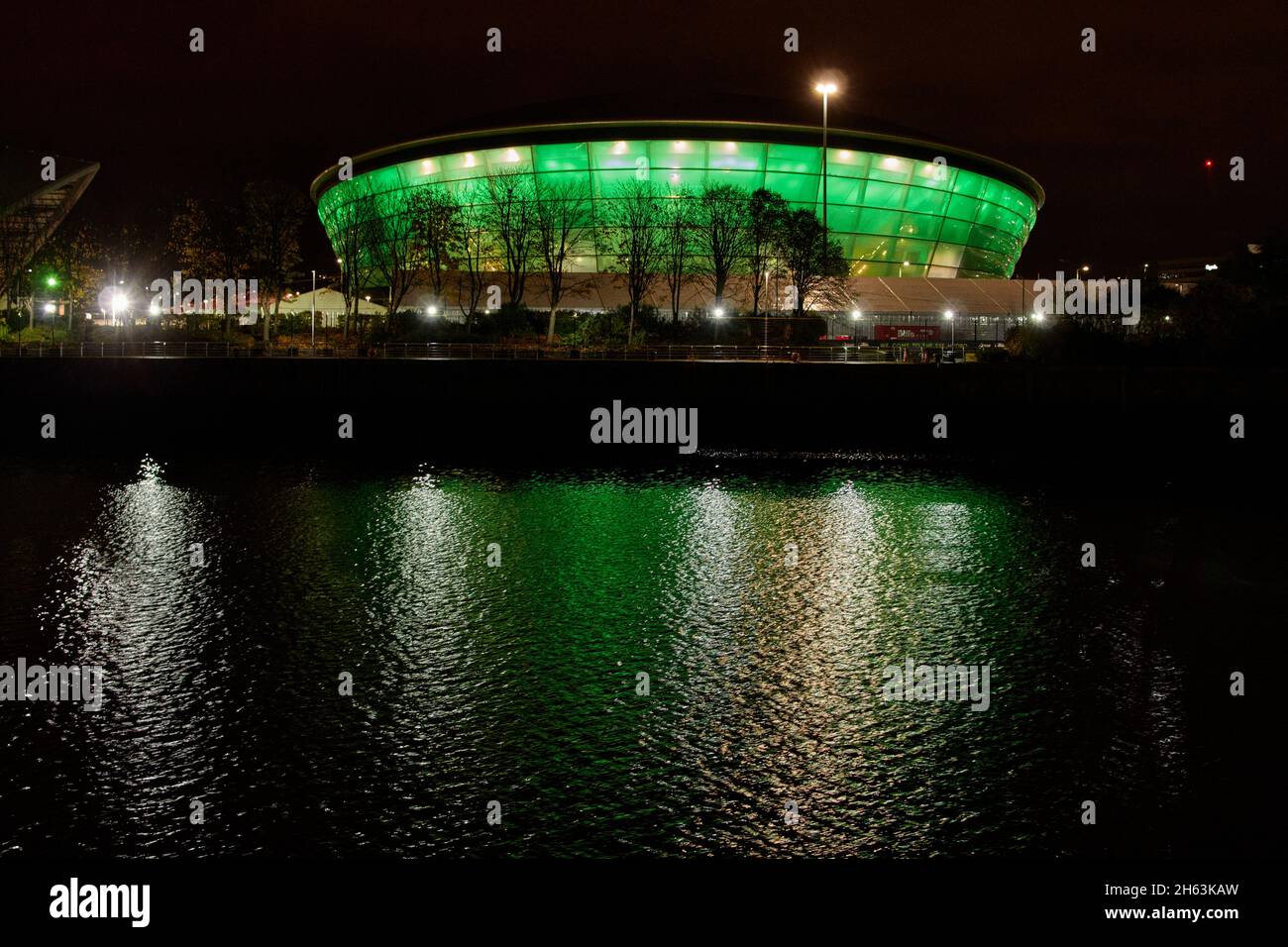 River Clyde neben dem Scottish Event Campus bei Nacht während der COP 26 in Glasgow, Schottland, Großbritannien Stockfoto