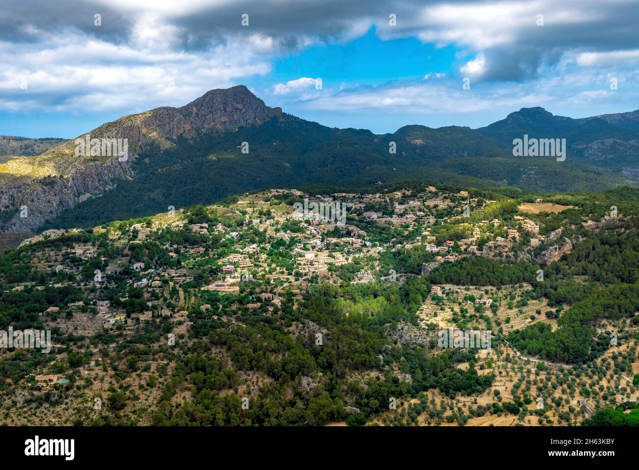 Luftaufnahme, Wohnanlage und Berg in puigpunyent, mallorca, balearen, spanien Stockfoto