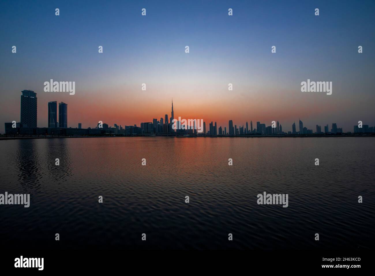 Silhouette Stadtbild in der Dämmerung Dubai Creek VAE Stockfoto