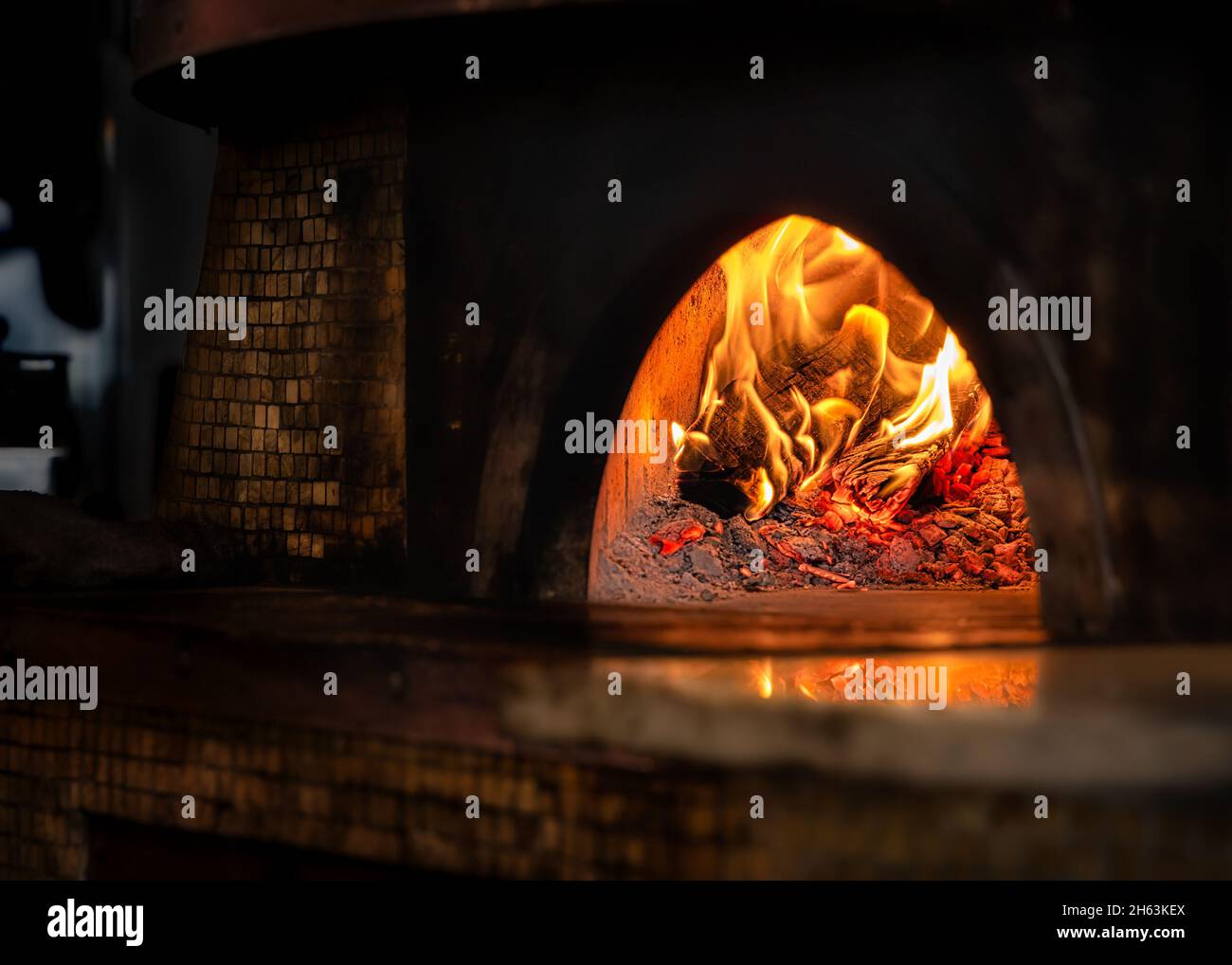 Ein Holzofen für Pizza sitzt bereit mit heißer Glut, damit der Koch in Kamakura, Japan, kochen kann. Stockfoto