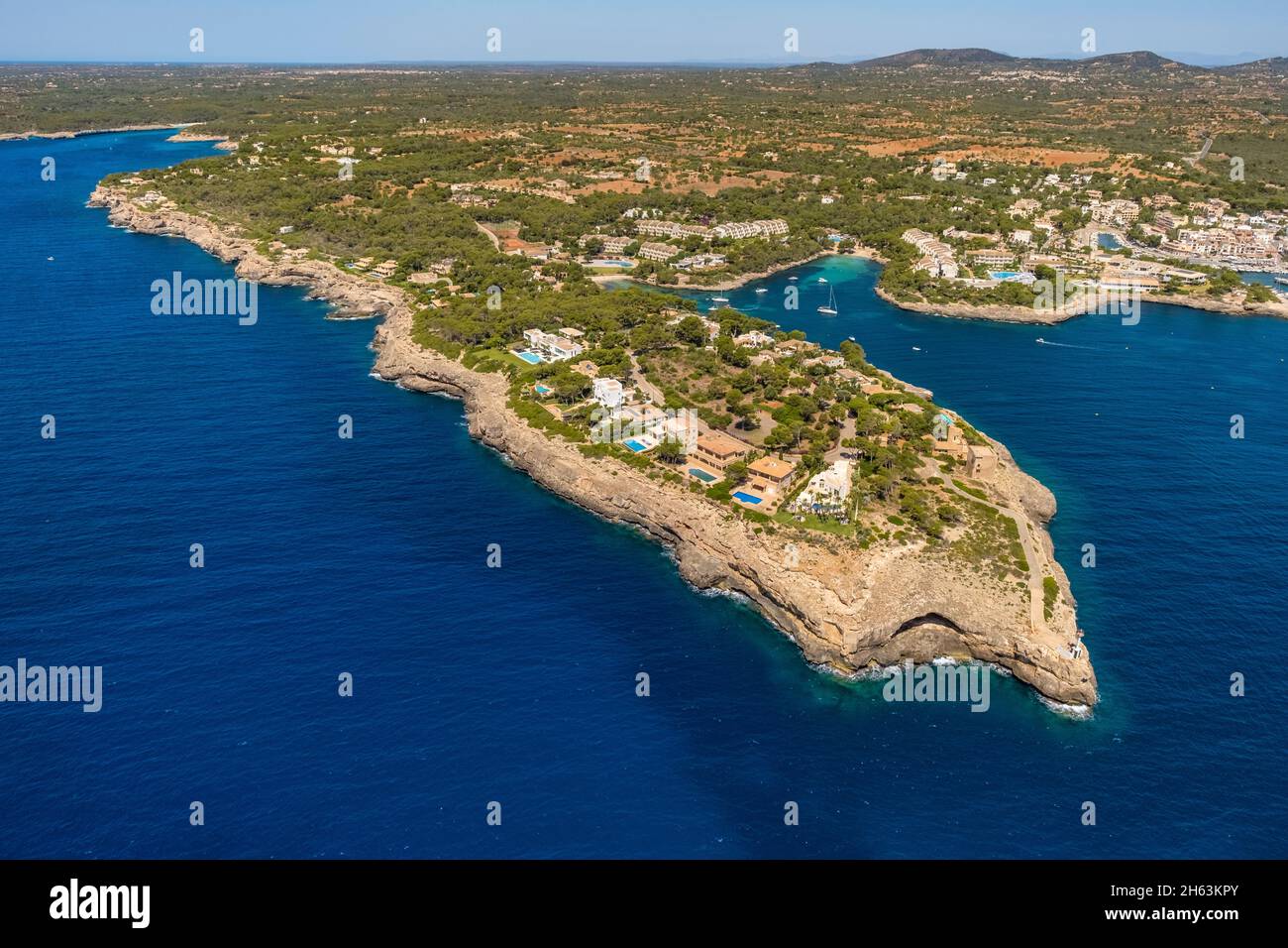 Luftbild, Küste von portopetro mit Ferienhäusern und dem Leuchtturm von portopetro, Santanyí, mallorca, balearen, spanien Stockfoto