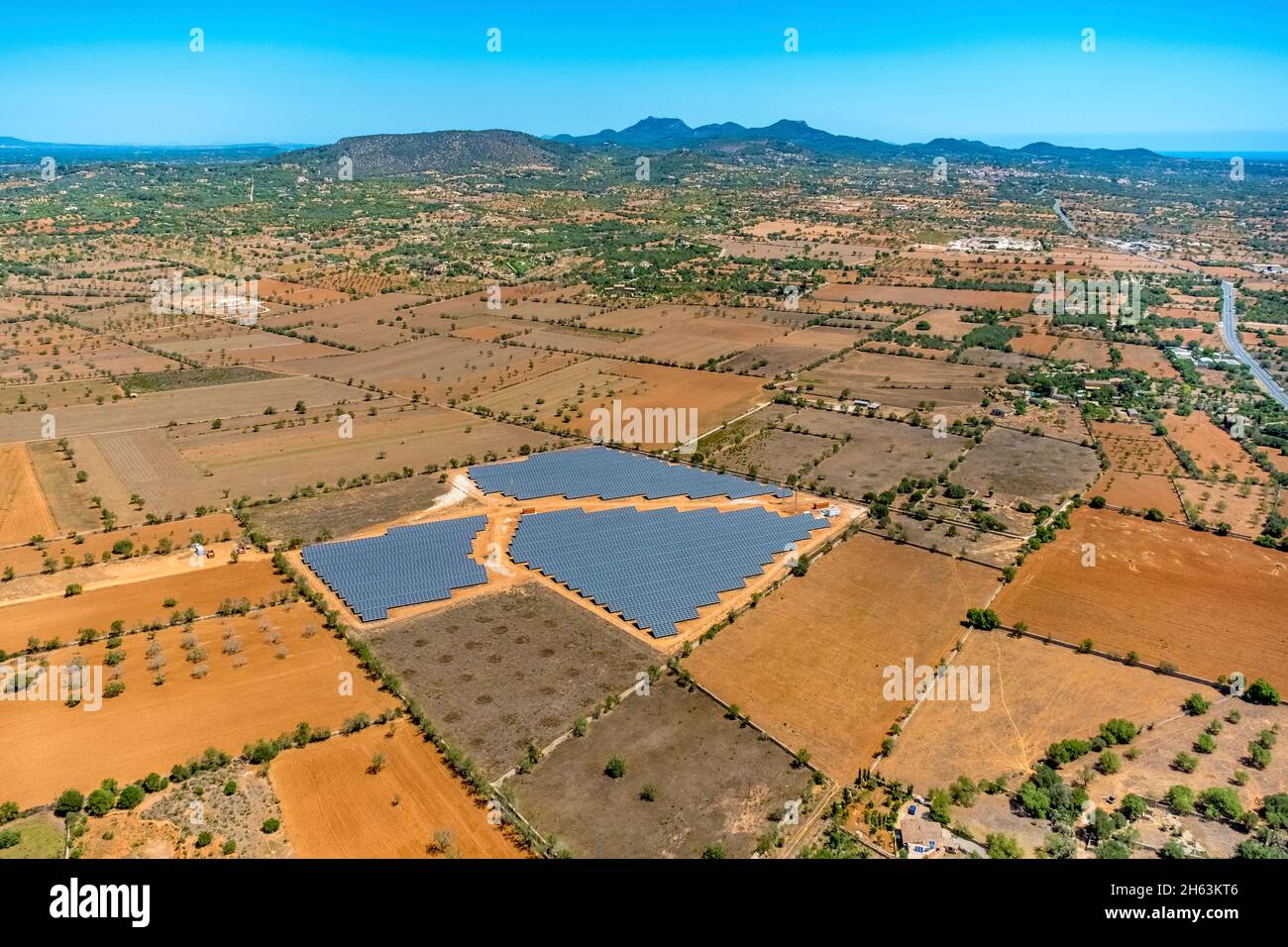 Luftaufnahme, Solarpark und landwirtschaftliche Felder, Santanyí, mallorca, balearen, spanien Stockfoto