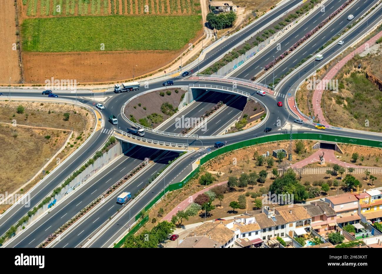 Luftaufnahme, Autopista ma-3011 mit Neubau-Kreisverkehr, mallorca, balearen, spanien Stockfoto