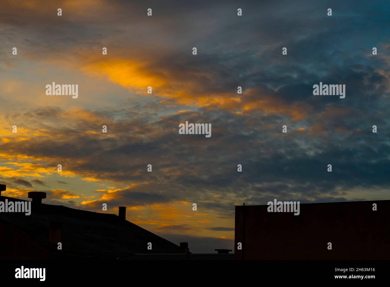 sonnenaufgang über den Dächern der Stadt, wunderschöner, farbiger Morgenhimmel Stockfoto