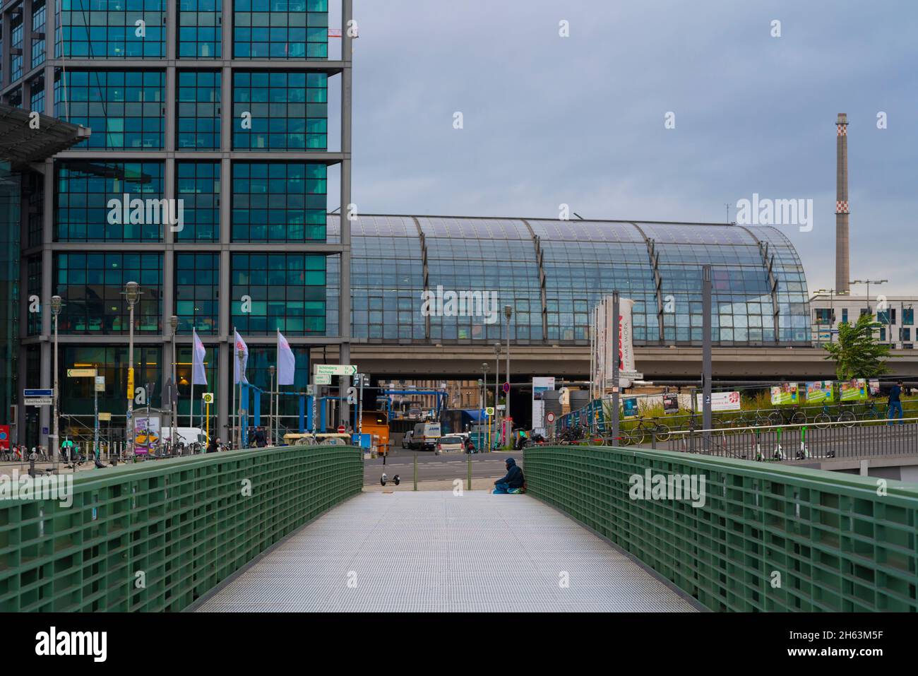 august 17,2021,berlin,deutschland,Blick über die gustav heinemann Brücke am frühen Morgen zum Hauptbahnhof,obdachloser Mann sitzt am Ende der Brücke und bettelt Stockfoto
