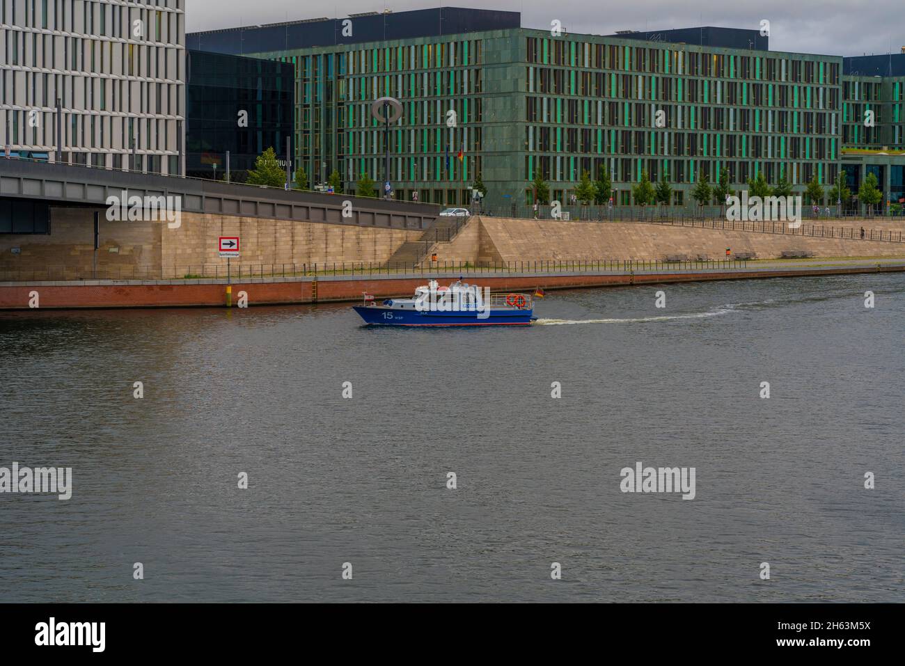 august 17,2021,berlin,deutschland,Blick über den Flusslauf am frühen Morgen,Boot der Wasserpolizei,große Gebäude im Hintergrund Stockfoto