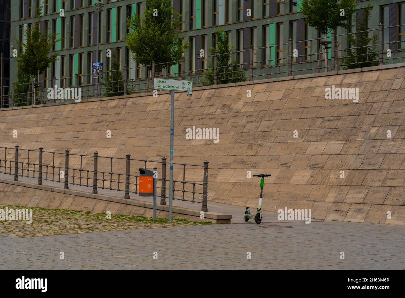 deutschland,berlin,august 17,2021,falsch geparkter E-Scooter am frühen Morgen auf einem Bürgersteig in berlin am Ufer des Strees,unschöne Sicht in der berliner Innenstadt,großes Problem in berlin Stockfoto