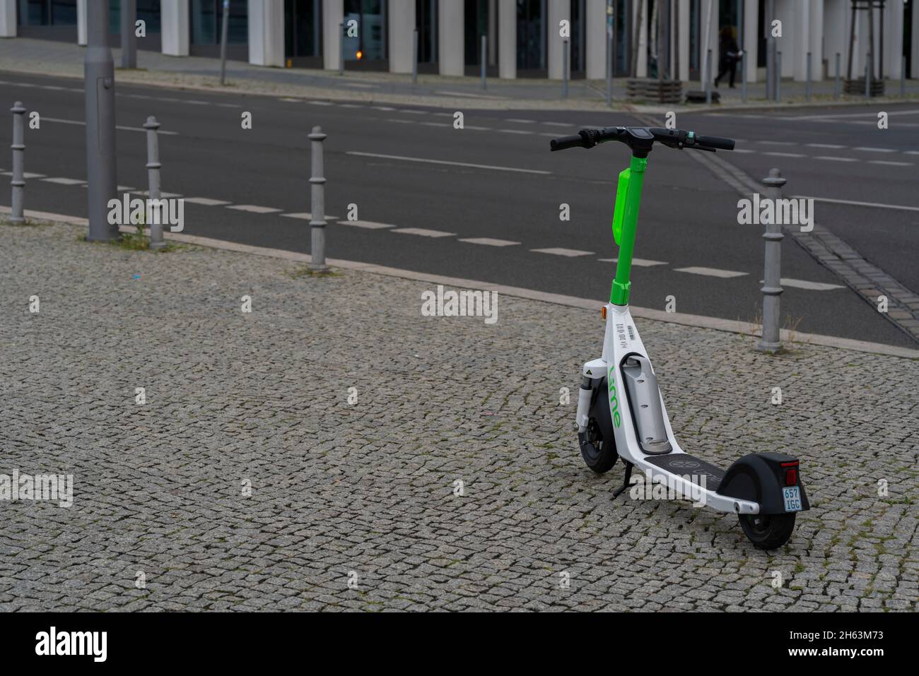 deutschland, berlin, august 17,2021, falsch geparkter E-Scooter auf einem Bürgersteig in den frühen Morgenstunden in berlin, unschöne Sicht in der berliner Innenstadt, großes Problem in berlin Stockfoto