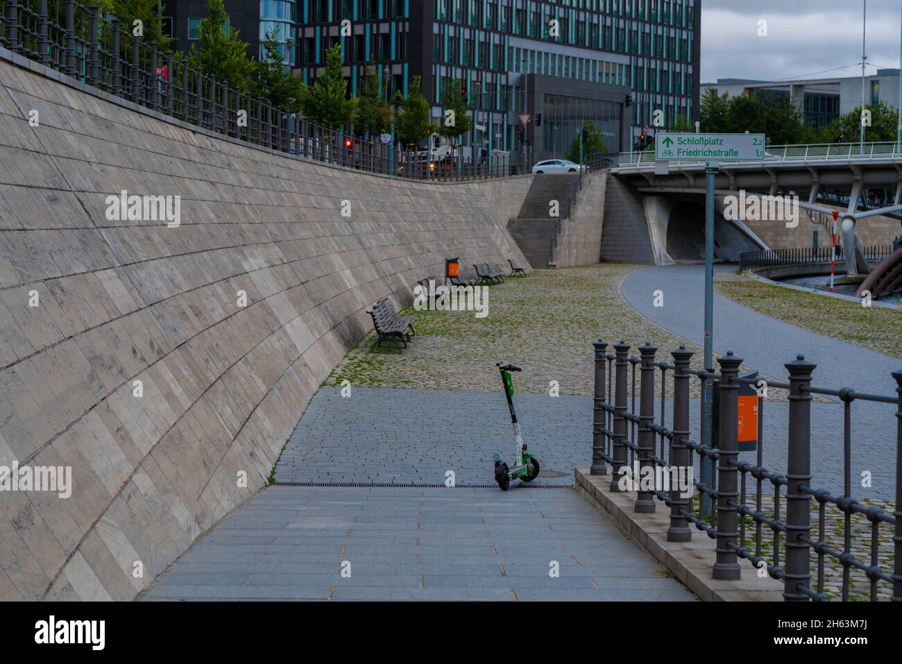 deutschland,berlin,august 17,2021,falsch geparkter E-Scooter am frühen Morgen auf einem Bürgersteig in berlin am Ufer des Strees,unschöne Sicht in der berliner Innenstadt,großes Problem in berlin Stockfoto