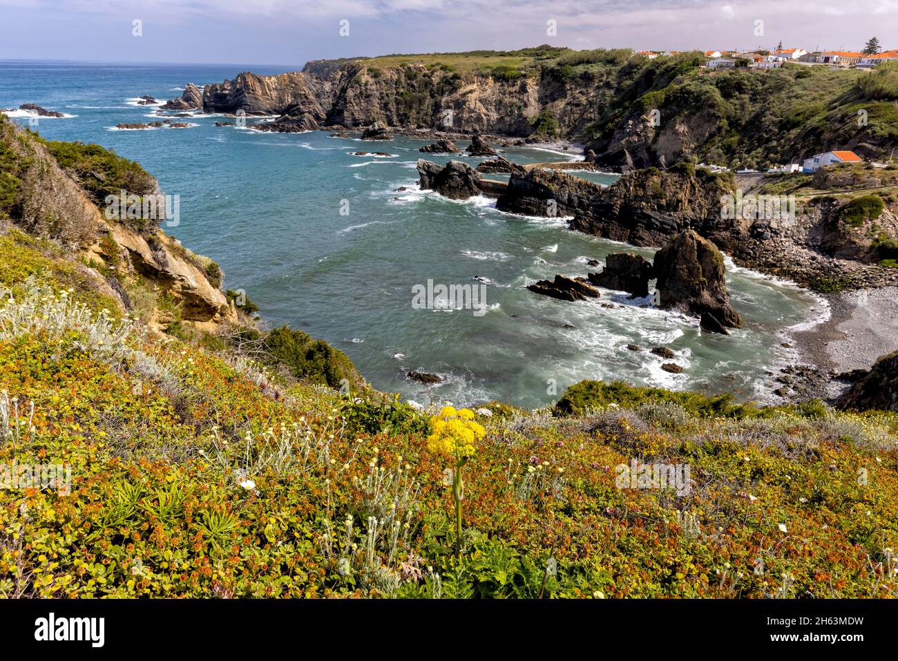 Blick auf portugals atlantikküste bei aljezur im Frühjahr Stockfoto