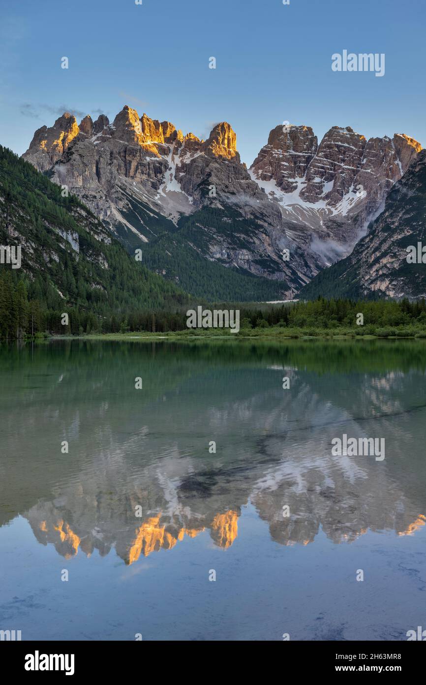 landro, toblach, höhlensteintal, provinz bozen, Südtirol, italien. Die cristallo-Gruppe spiegelt sich im dürrensee wider Stockfoto