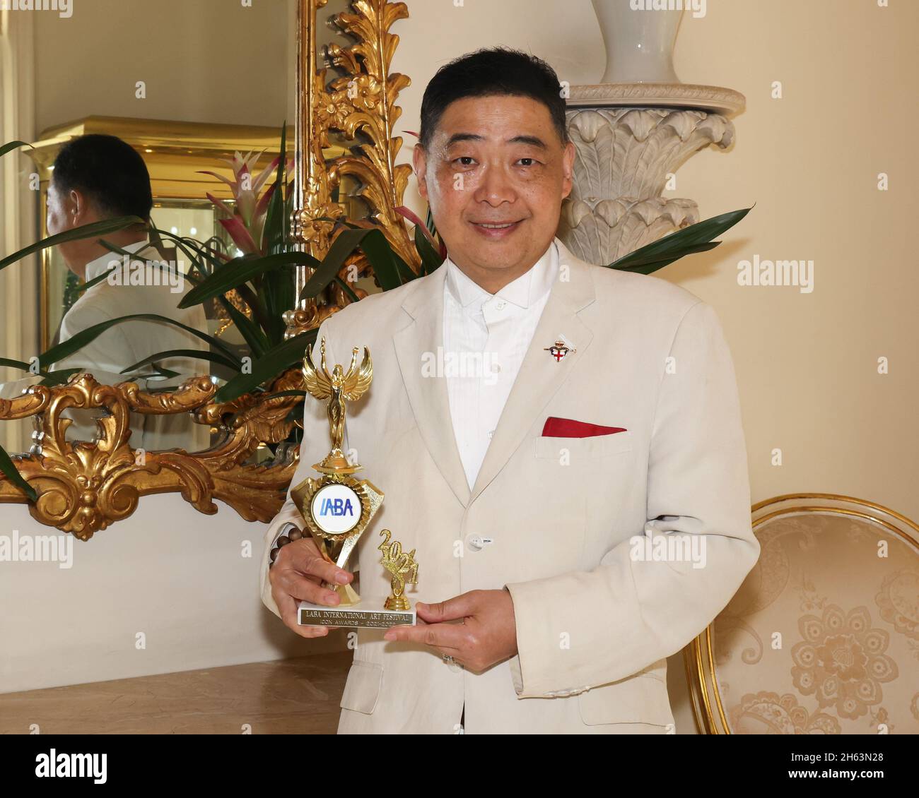 Beverly Hills, Kalifornien, USA. November 2021. Fernsehmoderator Joey Zhou mit seinem Los Angeles Beverly Arts (LABA) Icon Charity Award, den er für seine herausragenden Beiträge zur Organisation im Peninsula Hotel in Beverly Hills, Kalifornien, erhielt. Kredit: Sheri Determan Stockfoto