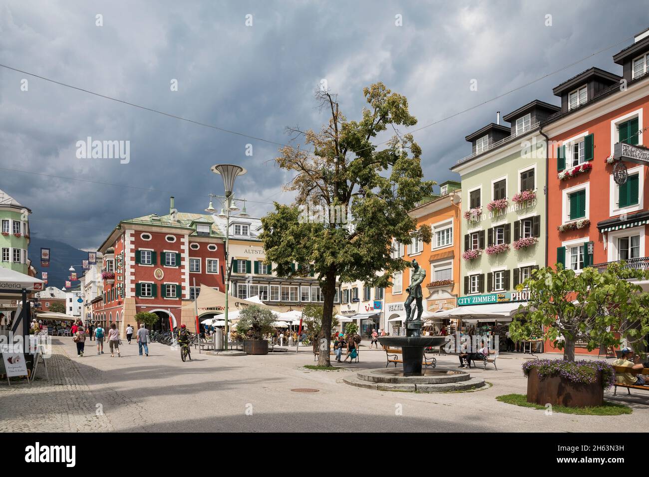 Hauptplatz in lienz mit mehrfarbigen Gebäuden, osttirol, lienzer Bezirk, tirol, österreich Stockfoto