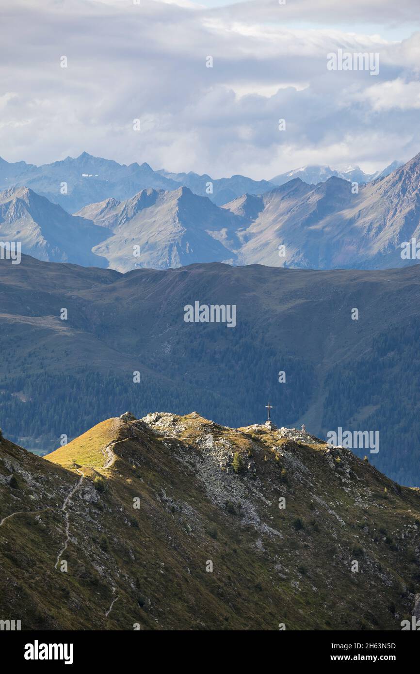 Blick von der sillianer hütte auf das heimkehrerkreuz auf schützenmahd (2373 m),karnischen Hauptkamm,im Hintergrund die villgratener Berge,Talstadt sillian,osttirol,tirol,österreich Stockfoto