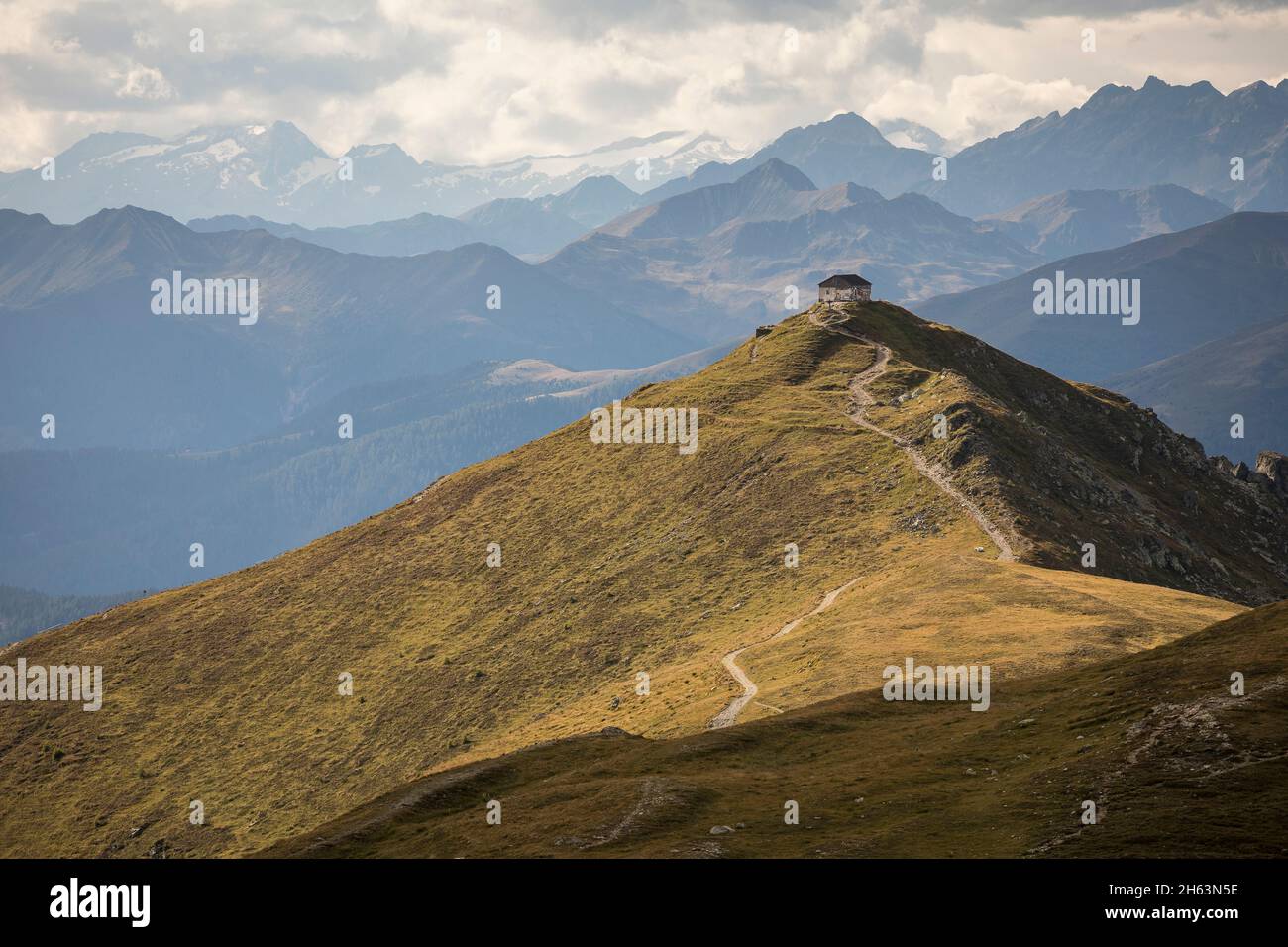 Blick von der sillianer hütte auf den Steuerberg mit dem helmhaus (2,433 m) auf den karnischen Hauptkamm, Talstadt sexten, Südtirol, italien Stockfoto