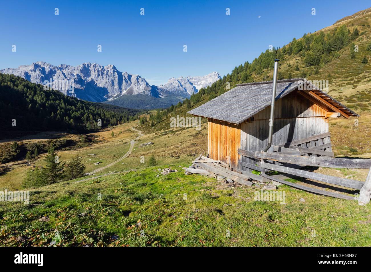 Hirtenhütte,kleine Privathütte in Vallorera,Grenze zwischen venetien und Südtirol,westliche karnischen Bergkette,italien Stockfoto