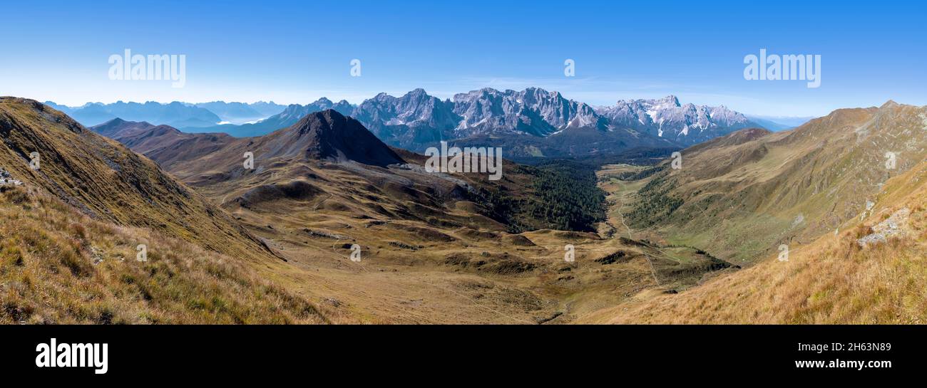Panoramablick von sella dei frugnoni Richtung col quaterna, Vallorera und sexten dolomites, comelico, provinz belluno, venetien, italien Stockfoto
